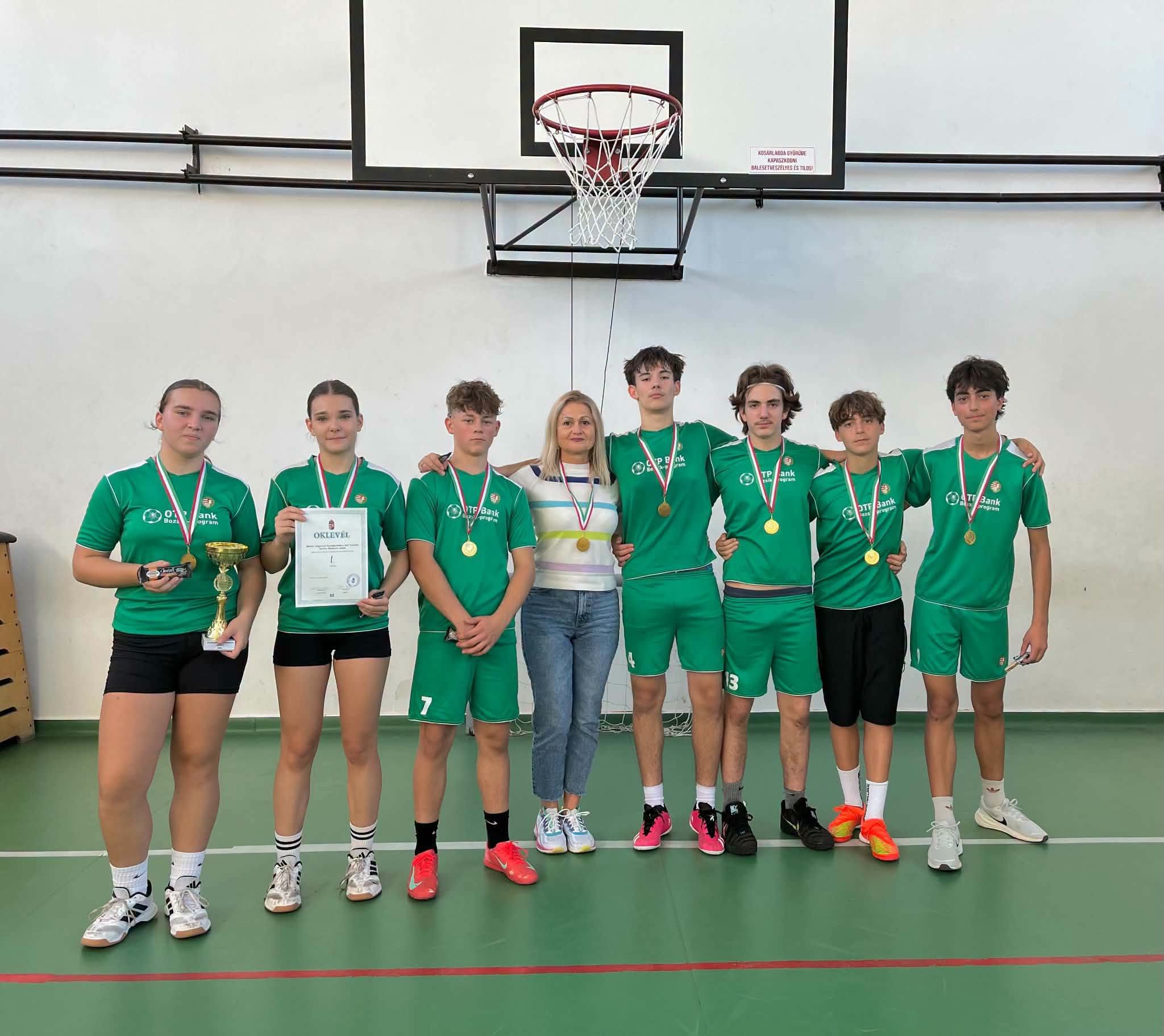 Újabb sportsiker: Első helyen a kosárlabda-pályán is!